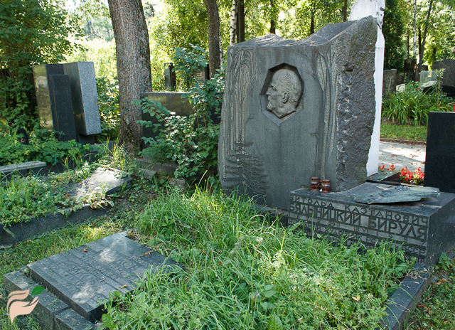 Памятник Борису Волкову и Витольду Бялыницкому-Бируля