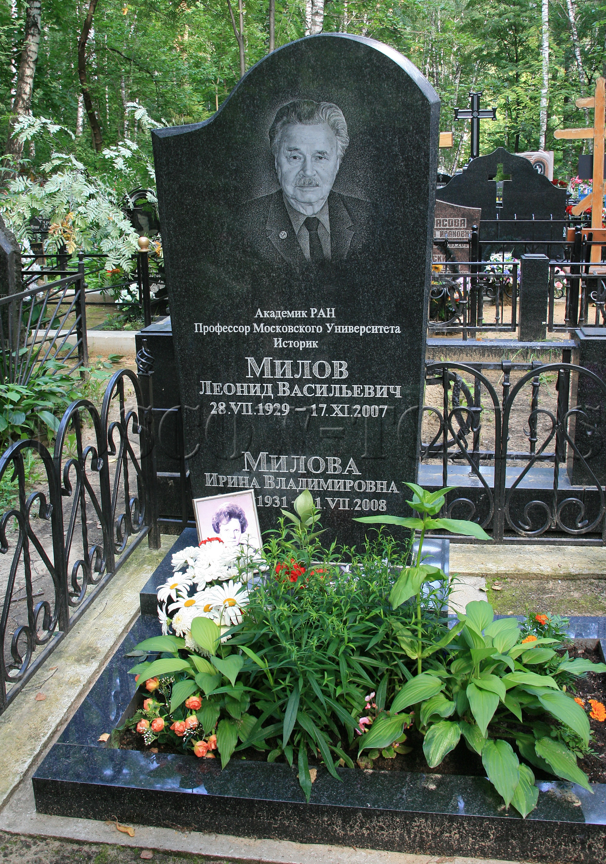 Памятник Леониду Милову