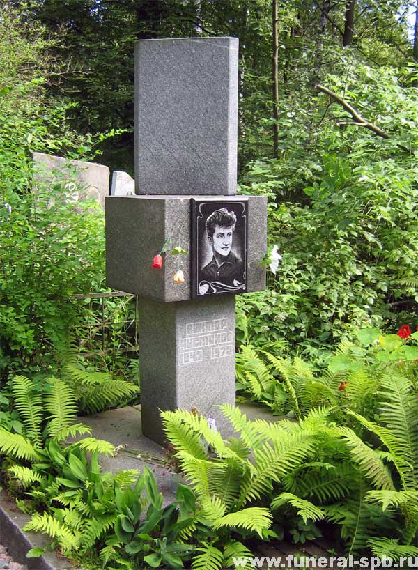 Памятник Виктору Чистякову