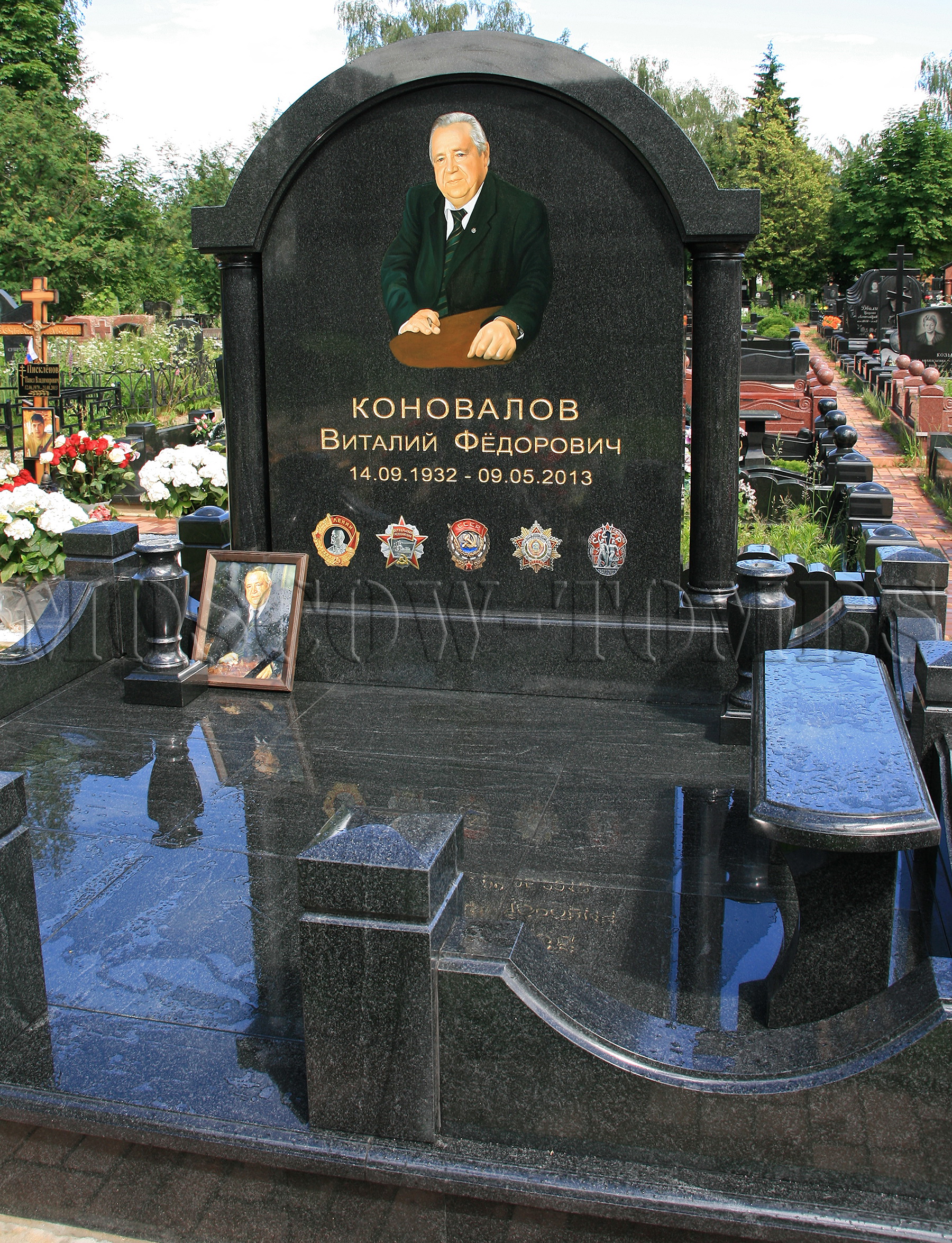 Памятник Виталию Коновалову
