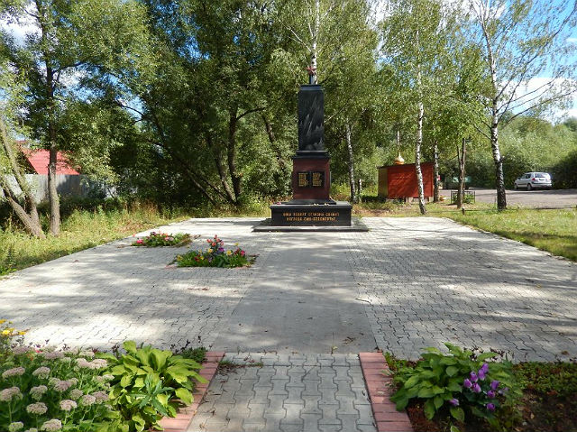 Воинский мемориал и вид на здание церкви у Саларьевского кладбища