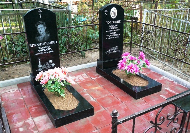 Памятники из полимергранита на кладбище