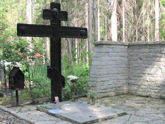 Кованый крест на могиле Анны Ахматовой: не любой железный памятник нуждается в покраске