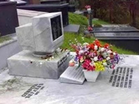 Памятник программисту: старый компьютер
