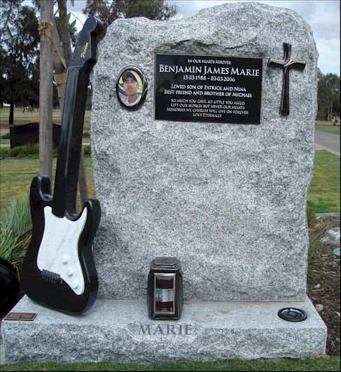Памятник и гитара