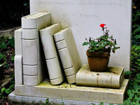 Памятник в виде книжной полки
