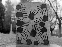 Памятник с отпечатками ладоней
