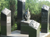 Мемориал с колоннами и пламенем