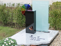 Памятник с радугой