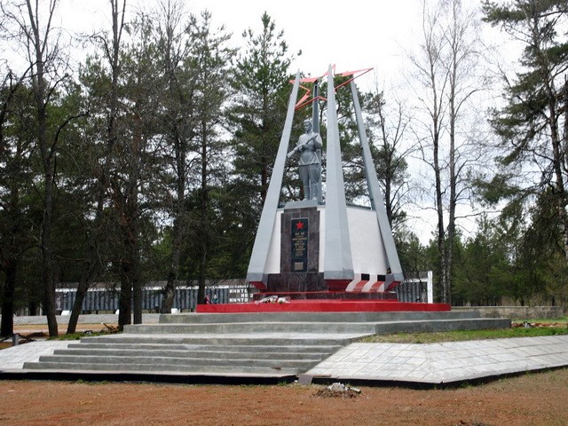 Братская могила советских солдат