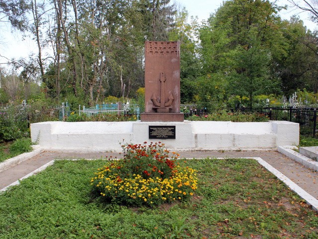 На братском кладбище советских воинов