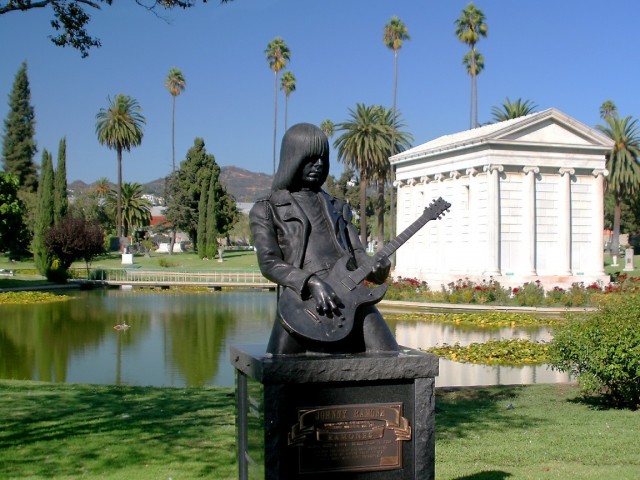Монумент памяти Джонни Рамона и Джейн Мэнсфилд