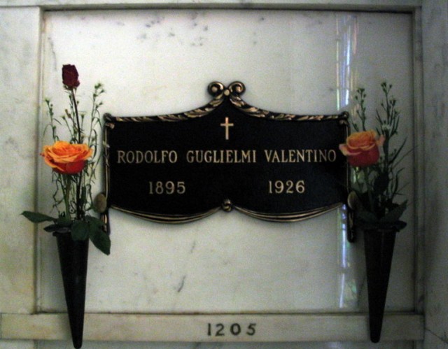 Надгробие могилы Рудольфа Валентино