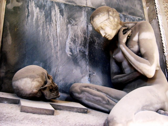 Традиционное для кладбища Стальено  украшение склепа 