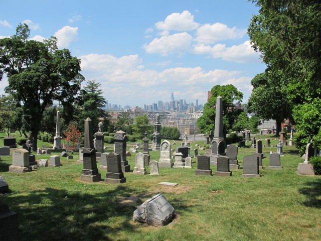 Вид на захоронения на кладбище Грин-Вуд, г. Нью-Йорк