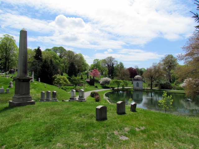 Одно из озер кладбища Грин-Вуд