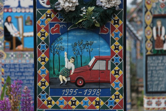 Часто на надгробиях Веселого кладбища изображаются причины смерти умершего
