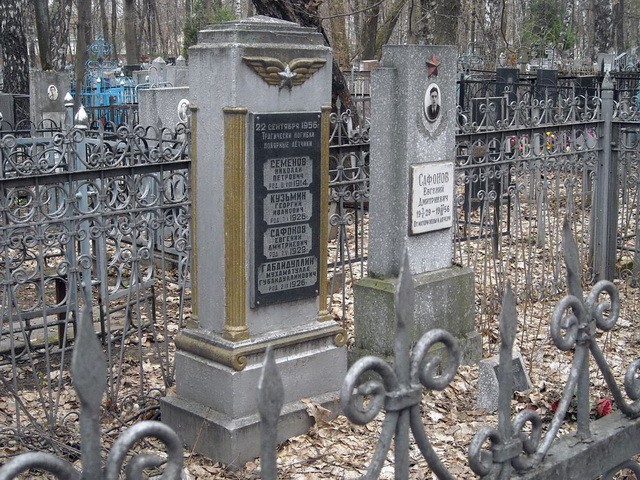 Братская могила лётчиков-полярников