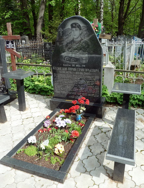 Памятник Ю. Г. Кузнецову, погибшему в Чечне