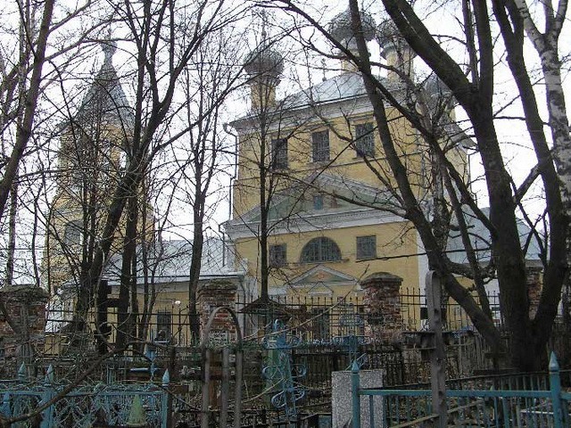 Вид на Троицкую церковь от кладбища