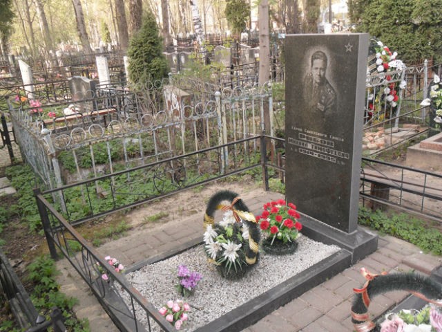 Могила Героя СССР Михаила Рябова