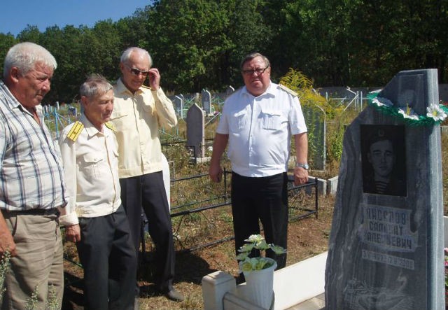 Могила моряка, погибшего на подводной лодке "Курск" Салавата Янсапова