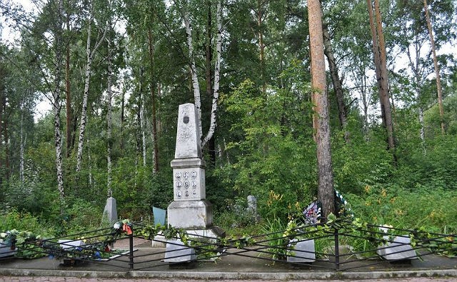 Братская могила туристов, погибших на Урале в 1959 году