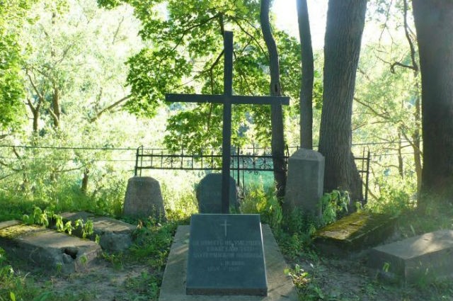 Мемориал на кладбище