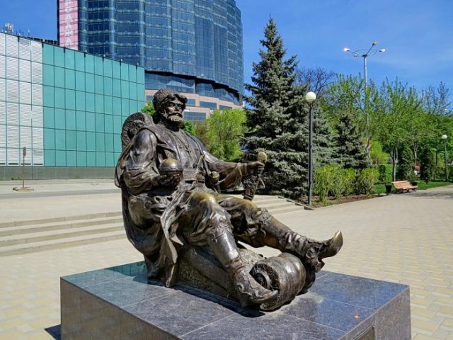 Памятник «Дон Батюшка»