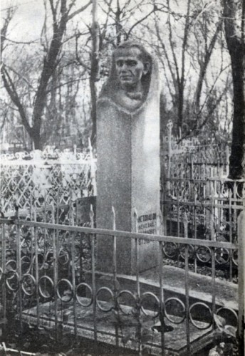 Памятник Александру Листопадову