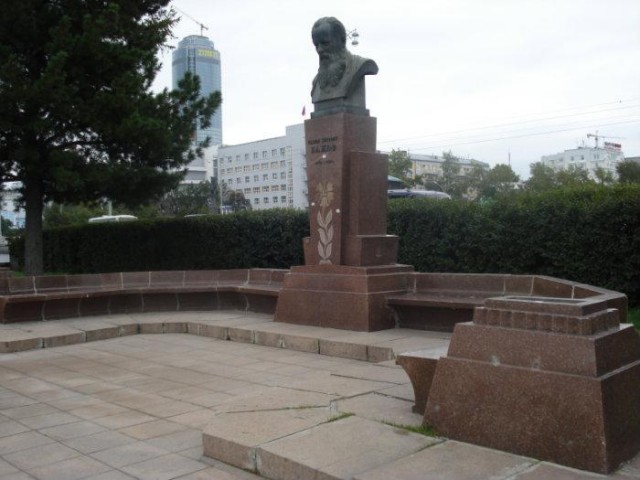 Памятник-бюст Павла Бажова в Екатеринбурге