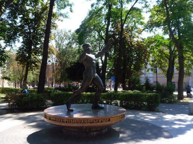 Памятник борцу