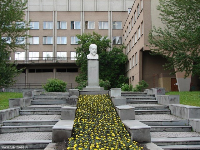 Памятник Петру Чайковскому в Екатеринбурге