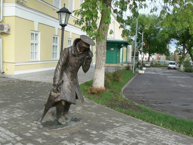 Памятник «Человек в футляре»