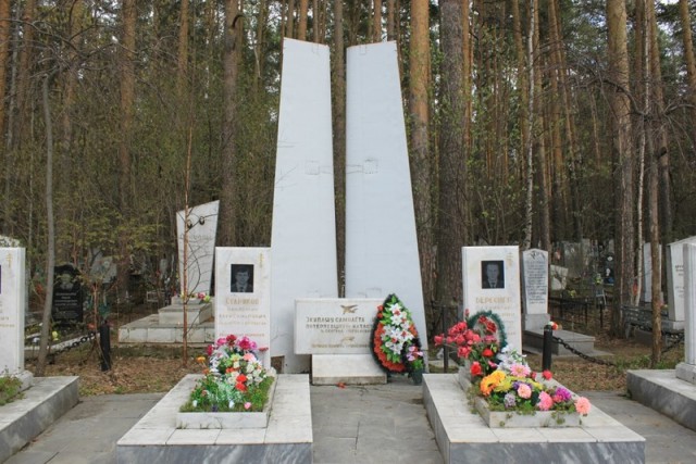 Памятник экипажу Ил-76