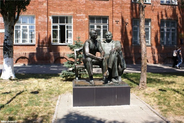 Памятник Королёву и Гагарину