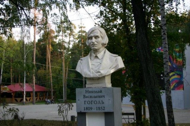 Памятник-бюст Николаю Васильевичу Гоголю в Екатеринбурге