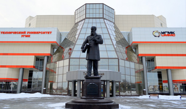 Памятник Владимиру Грум-Гржимайло в Верхней Пышме
