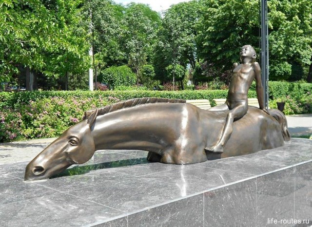 Памятник «Купание коня»