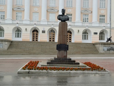 Памятник летчику-штурмовику Одинцову в Екатеринбурге