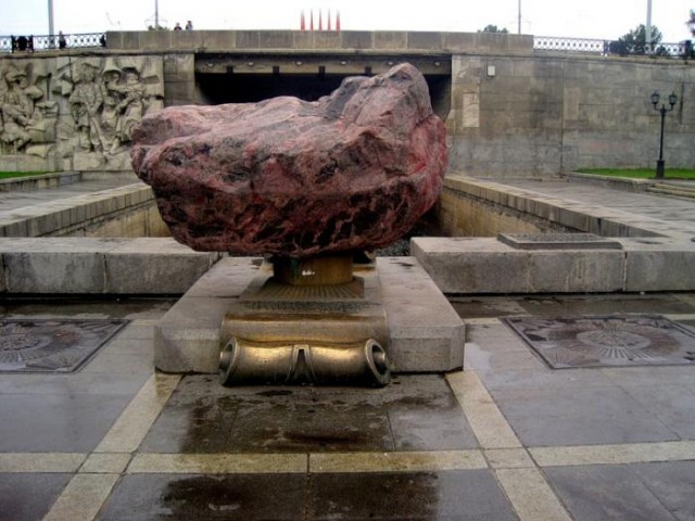 Памятник "Камень любви" в Екатеринбурге