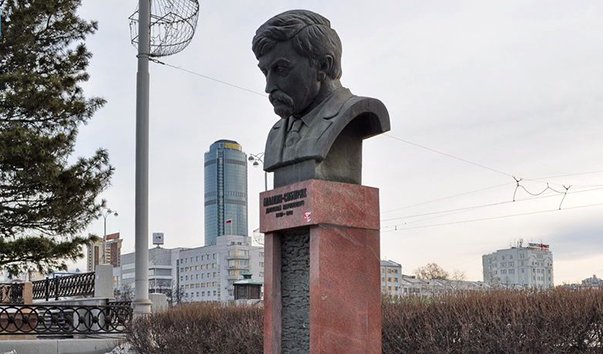 Памятник Дмитрию Мамину-Сибиряку в Екатеринбурге