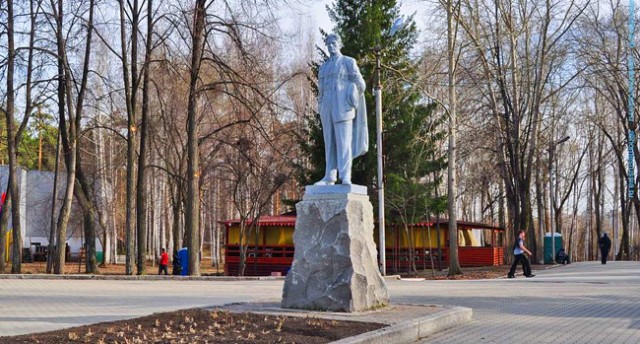 Памятник Владимиру Маяковскому в Екатеринбурге