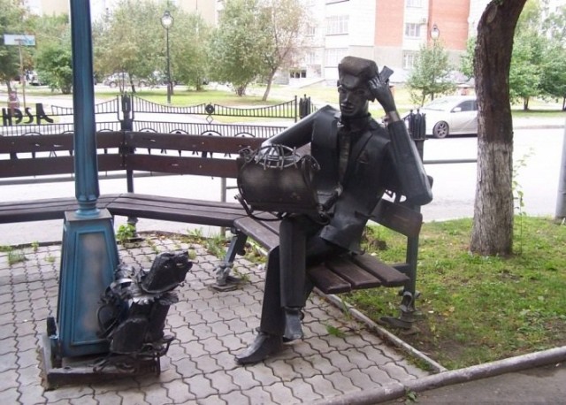 Скульптура "Риэлтор и собачка" в Екатеринбурге