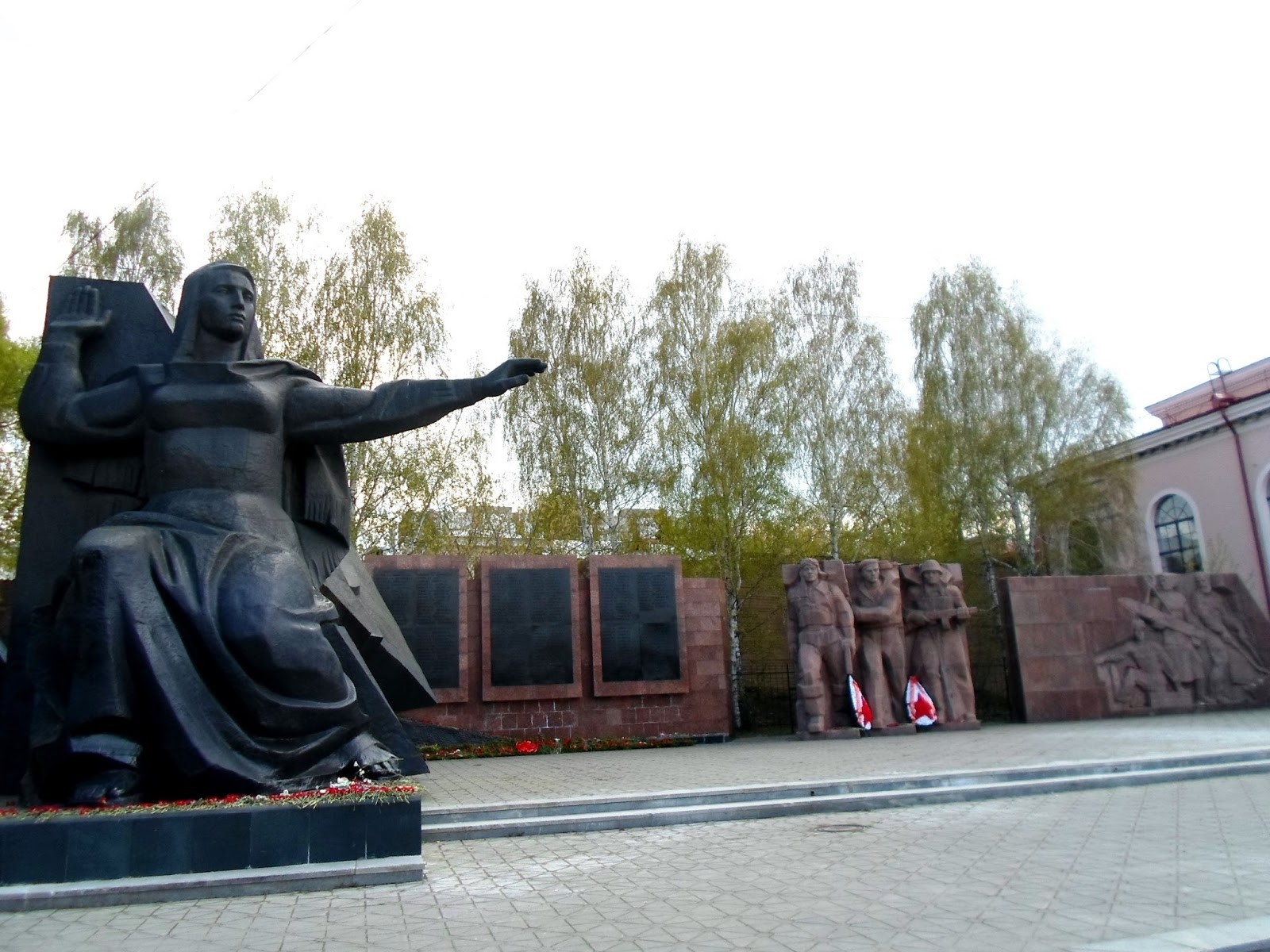 Памятник воинам в екатеринбурге. Мемориал воинам-визовцам в Екатеринбурге. Памятник воинам визовцам Екатеринбург.