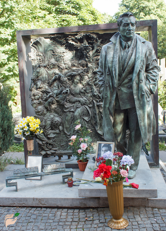 Памятник Вячеславу Тихонову