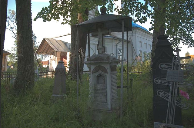 Старинные надгробия на Городском кладбище в Солигаличе