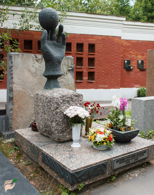 Памятник Сергею Образцову