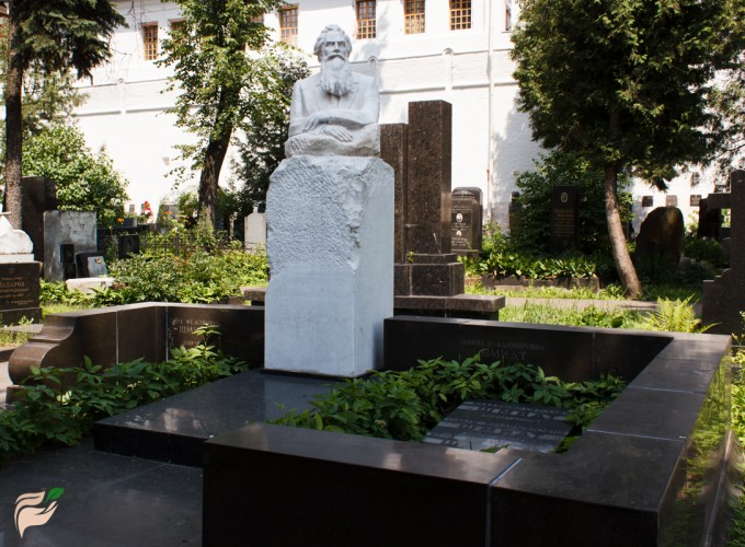Памятник Отто Шмидту