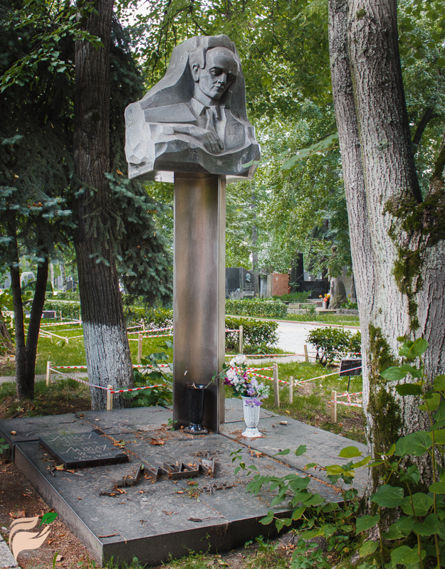 Памятник Льву Ландау